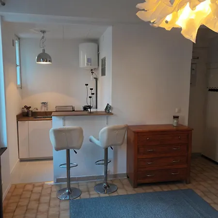 A 50 M Des Plages Du Mourillon * تولون